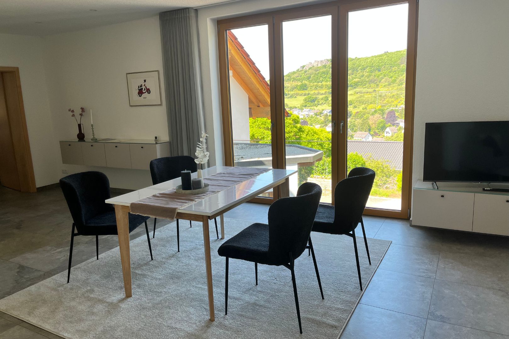 Esstisch mit schönem Ausblick auf Berge
