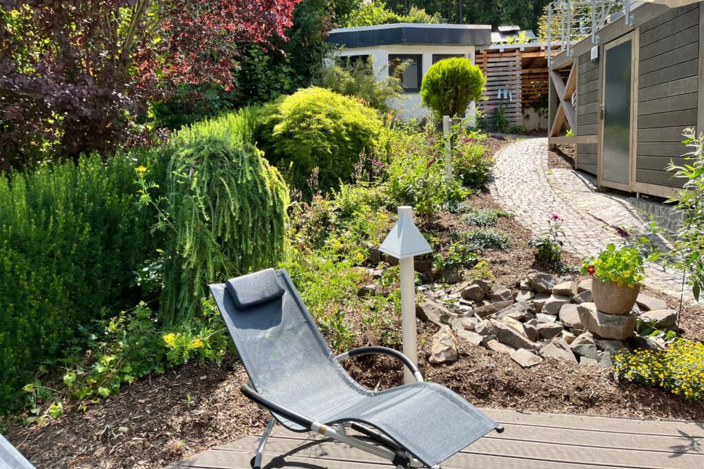 Gepflegter Garten mit kleinem Bachlauf