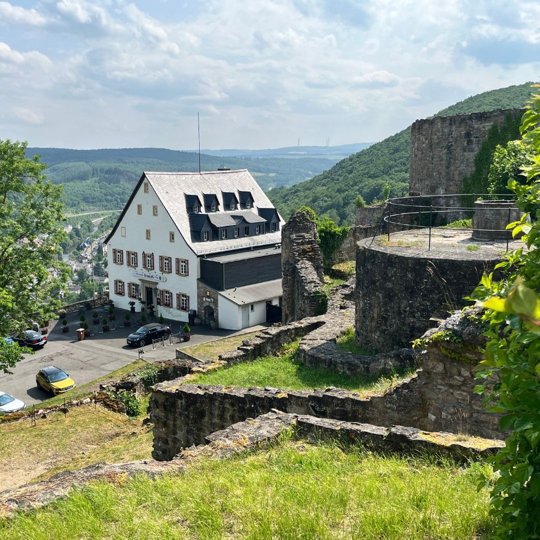 Burgruine und Gastronomie auf der Kyrburg