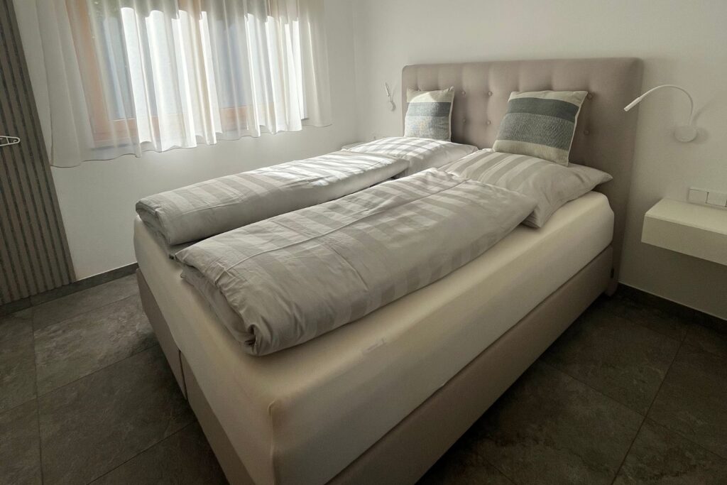 Schlafzimmer mit Boxspringbett