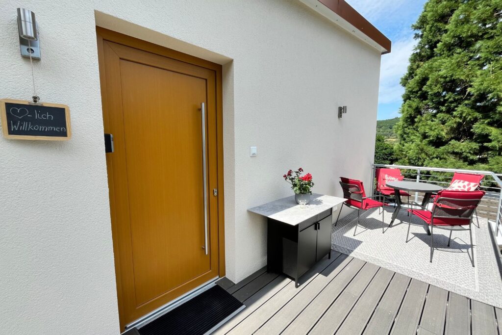 Private Terrasse mit Sitzgarnitur