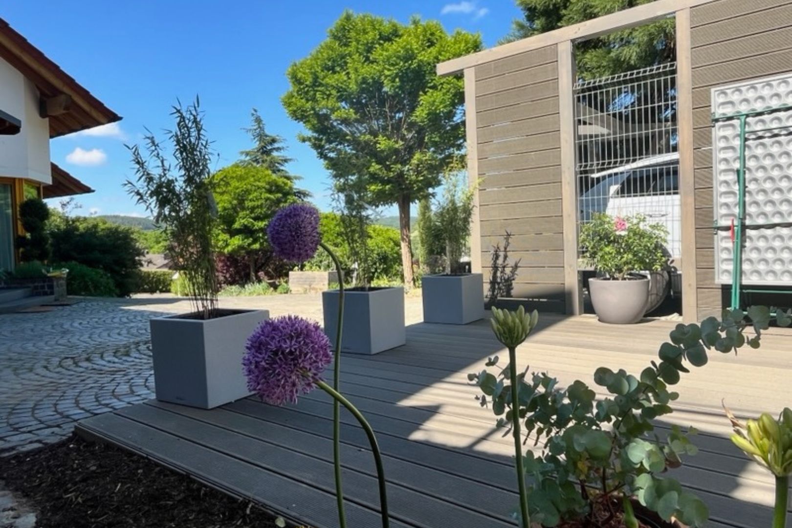 Gepflegte Holzterrasse für den Sommer