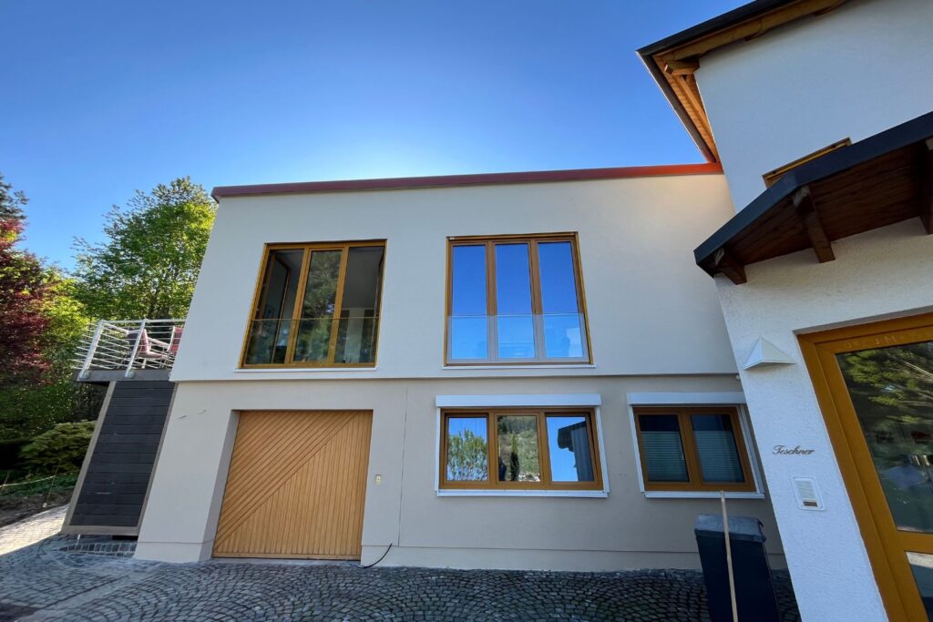 Ansicht des Hauses von der Auffahrt aus