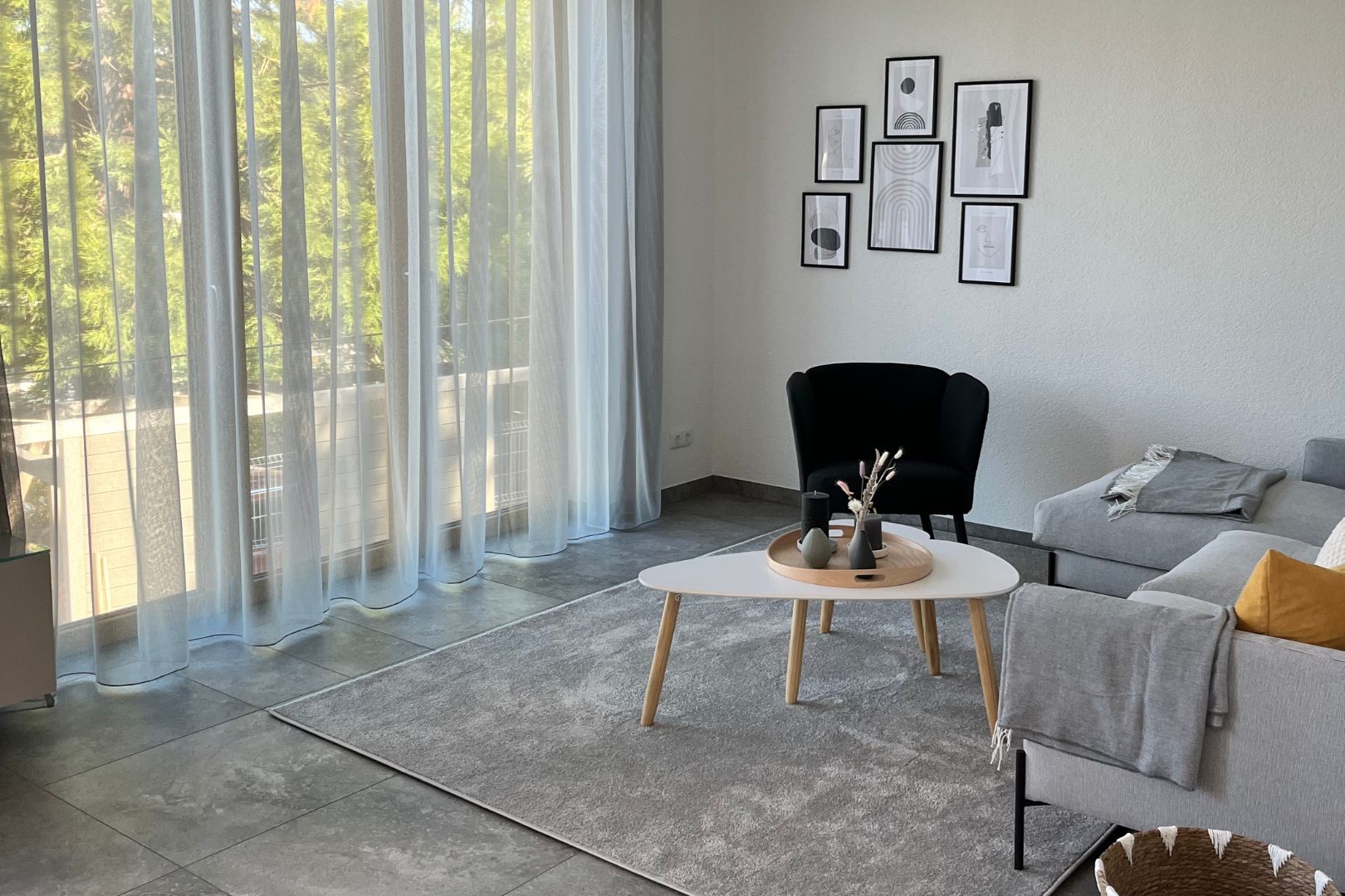 Wohnbereich mit gemütlichem Sofa und TV