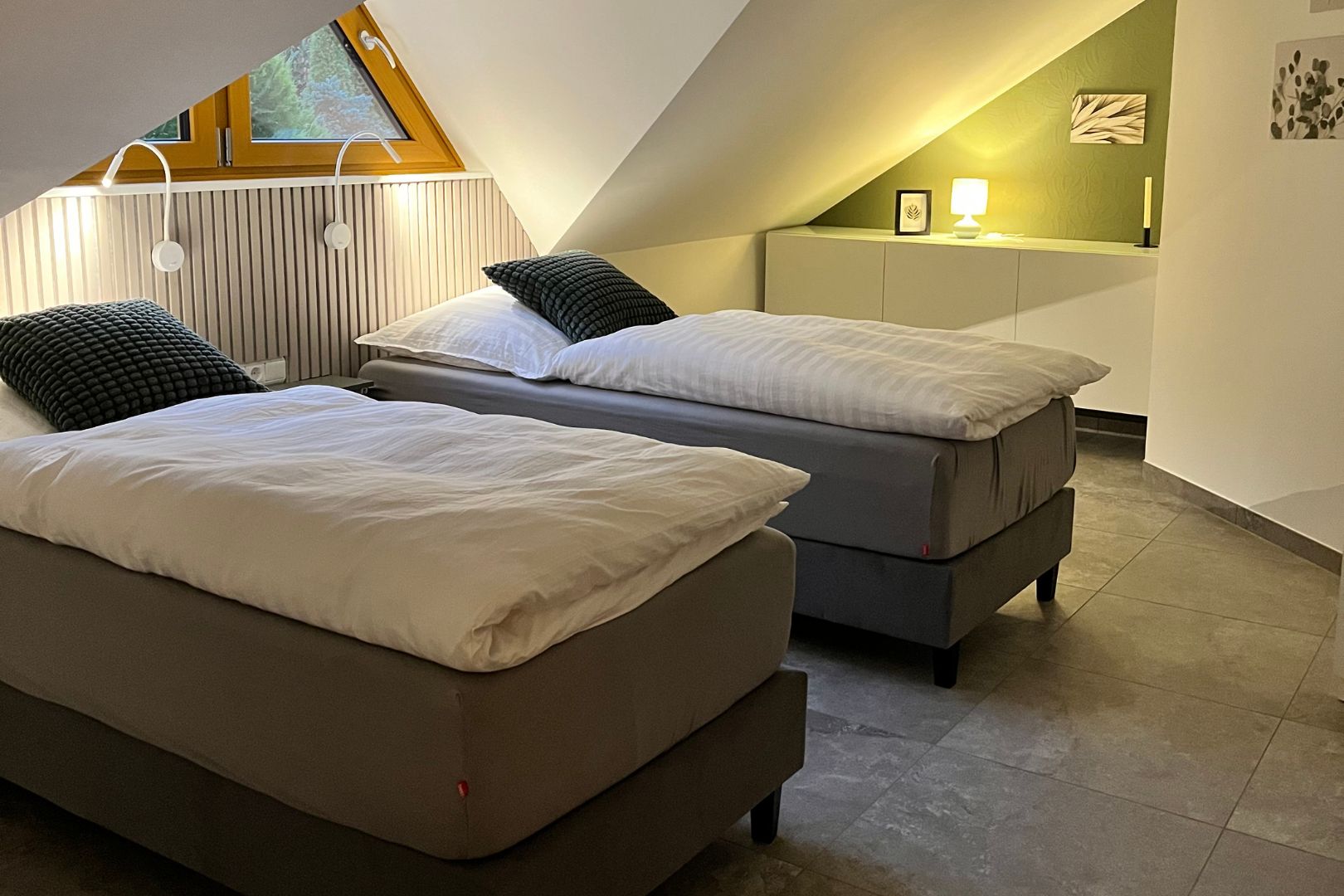 Zweites Schlafzimmer mit zwei Einzelbetten
