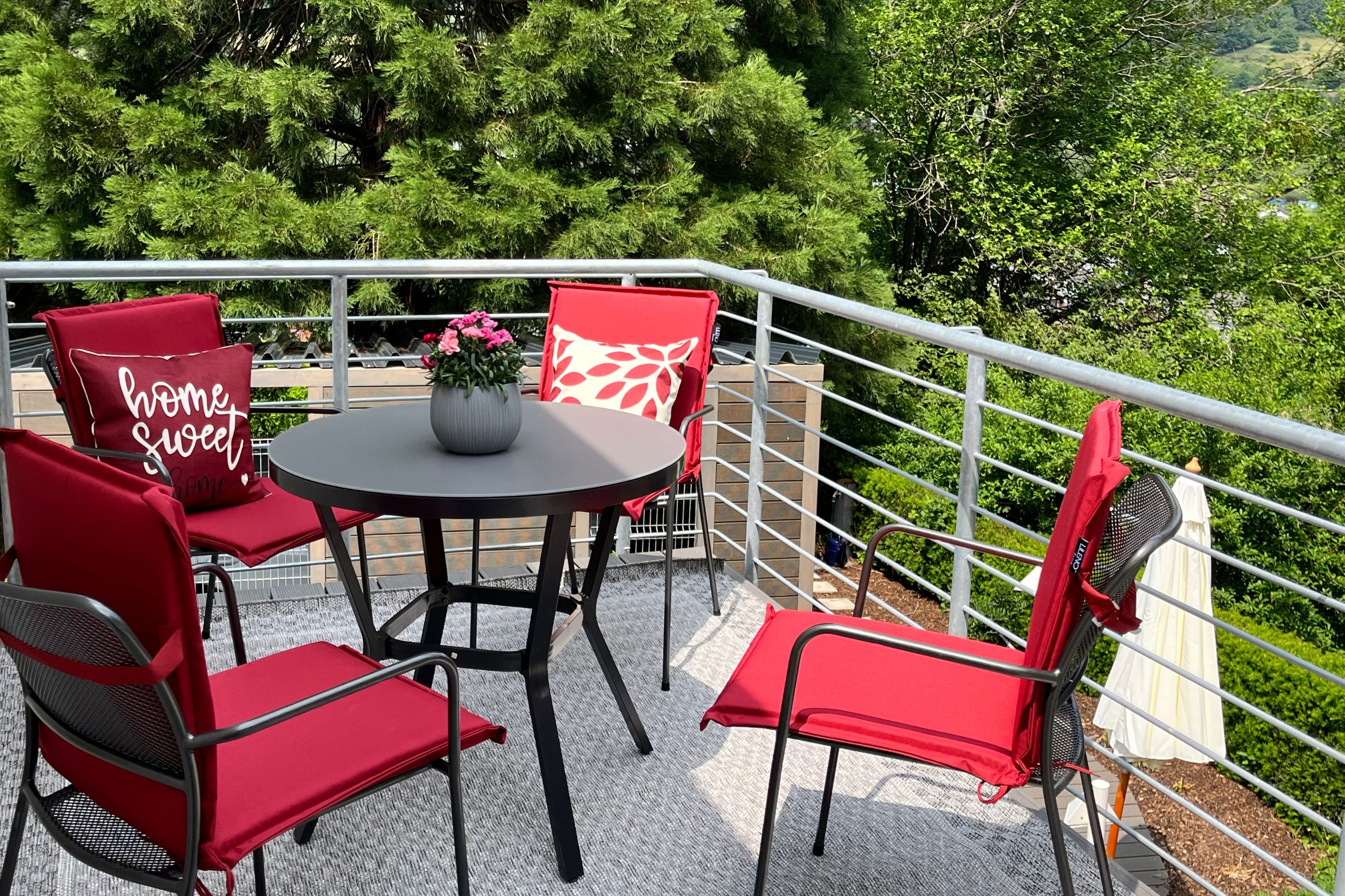 Sonnige Terrasse mit Tisch und Stühlen